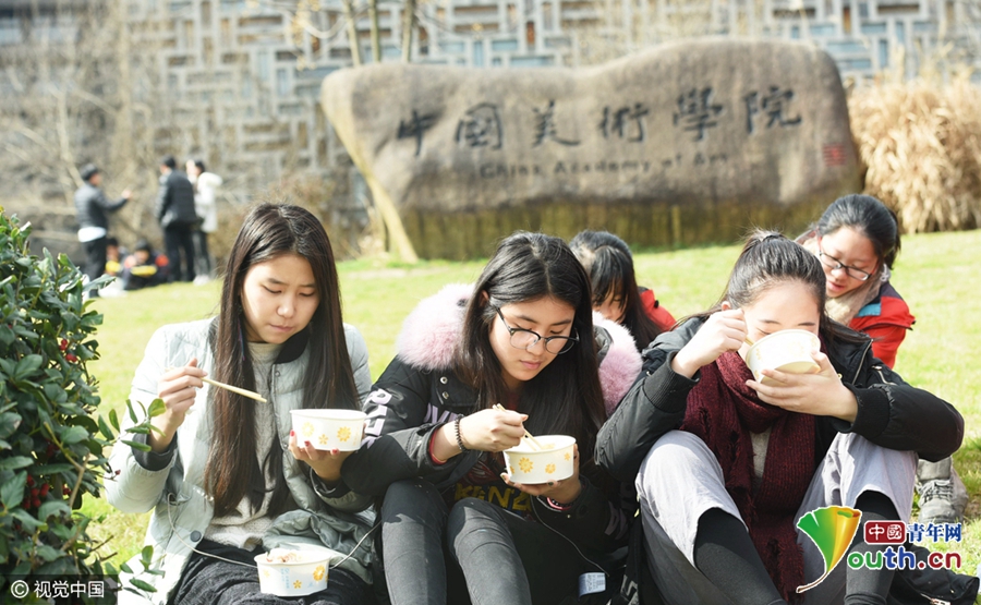中国美院艺考开考 考生为省时间校门口吃盒饭等待