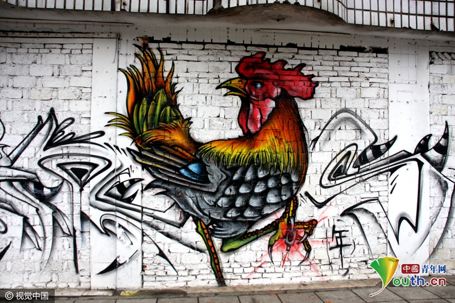 湖南常德现“公鸡”涂鸦墙 路人称心灵鸡汤