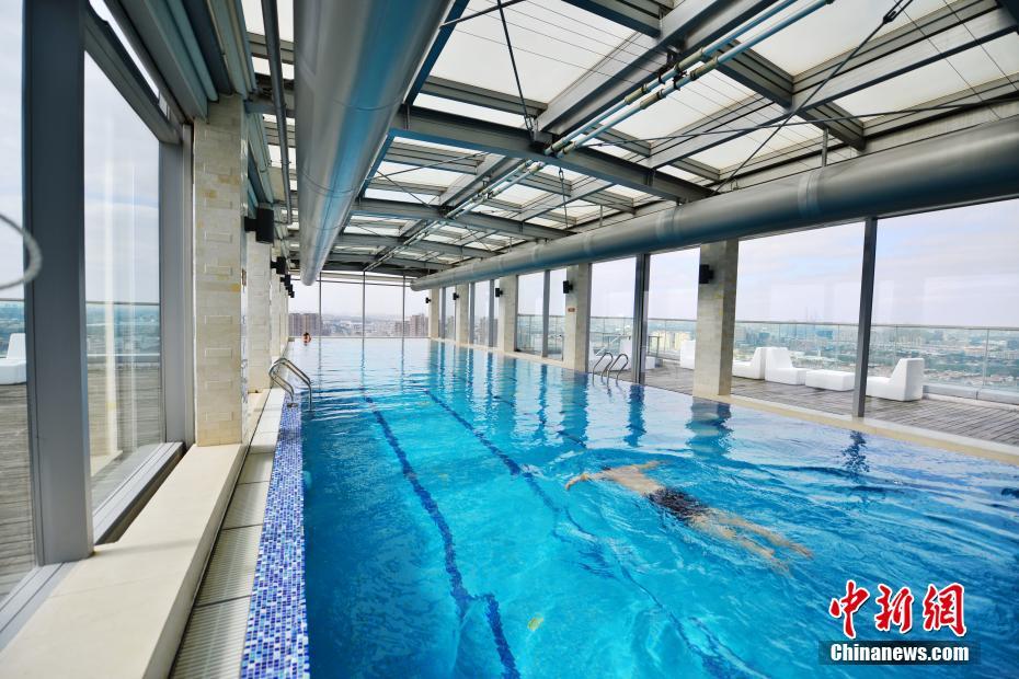 上海现悬空泳池 透明的池底还可以看到地面【图】