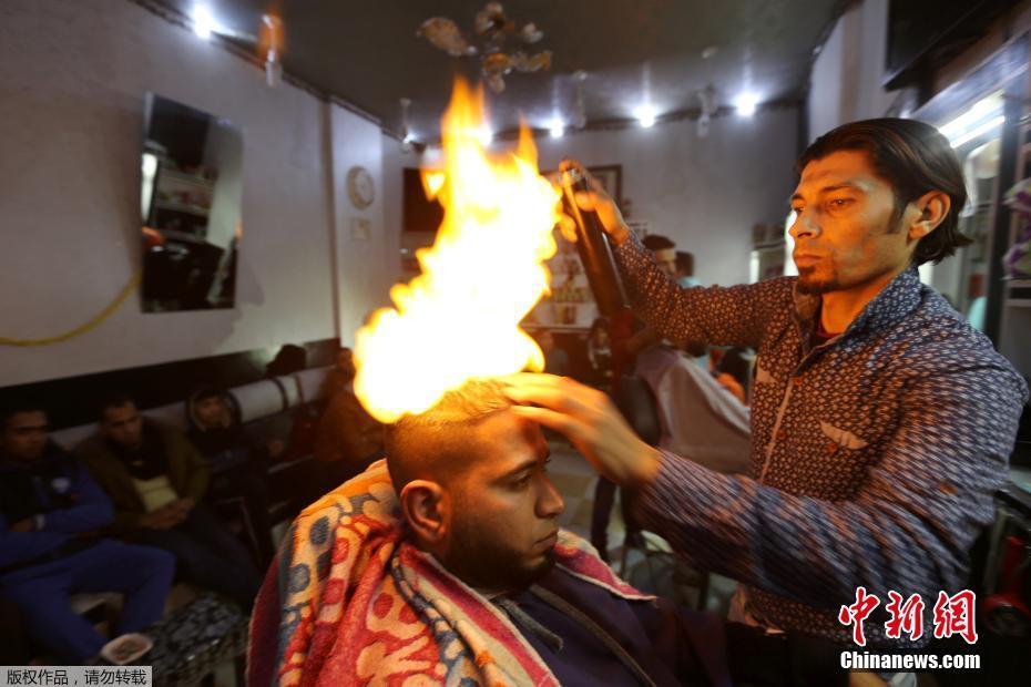 理发师用火做造型 网友：的确帅气了很多