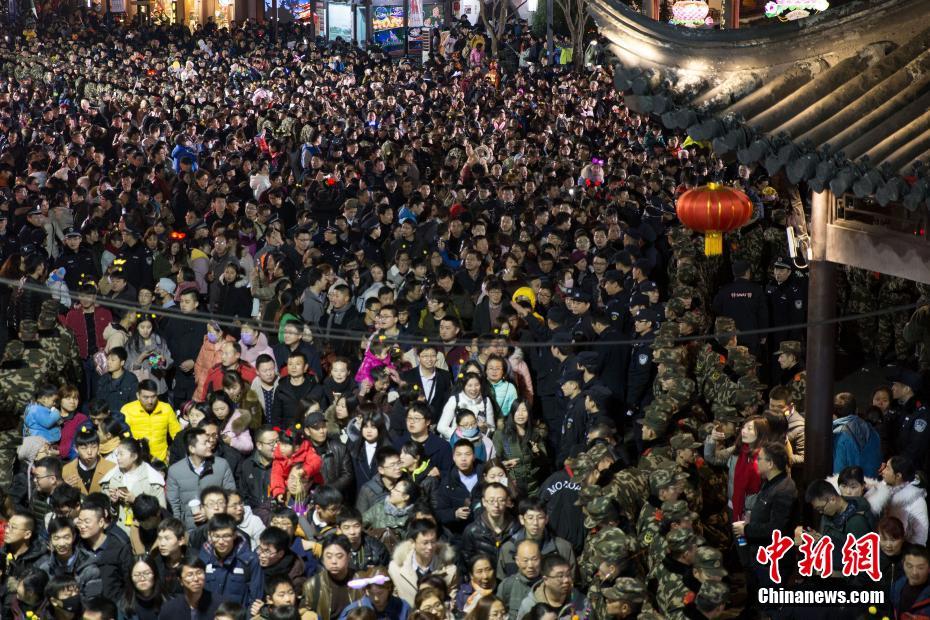 南京夫子庙元宵夜60万人赏灯 创历史最高峰值