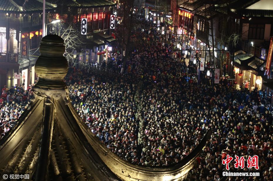 南京夫子庙元宵夜60万人赏灯 创历史最高峰值