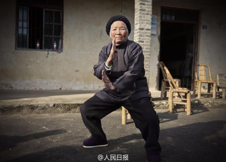 94岁功夫奶奶练武90年 以拳、腿、棍为三绝