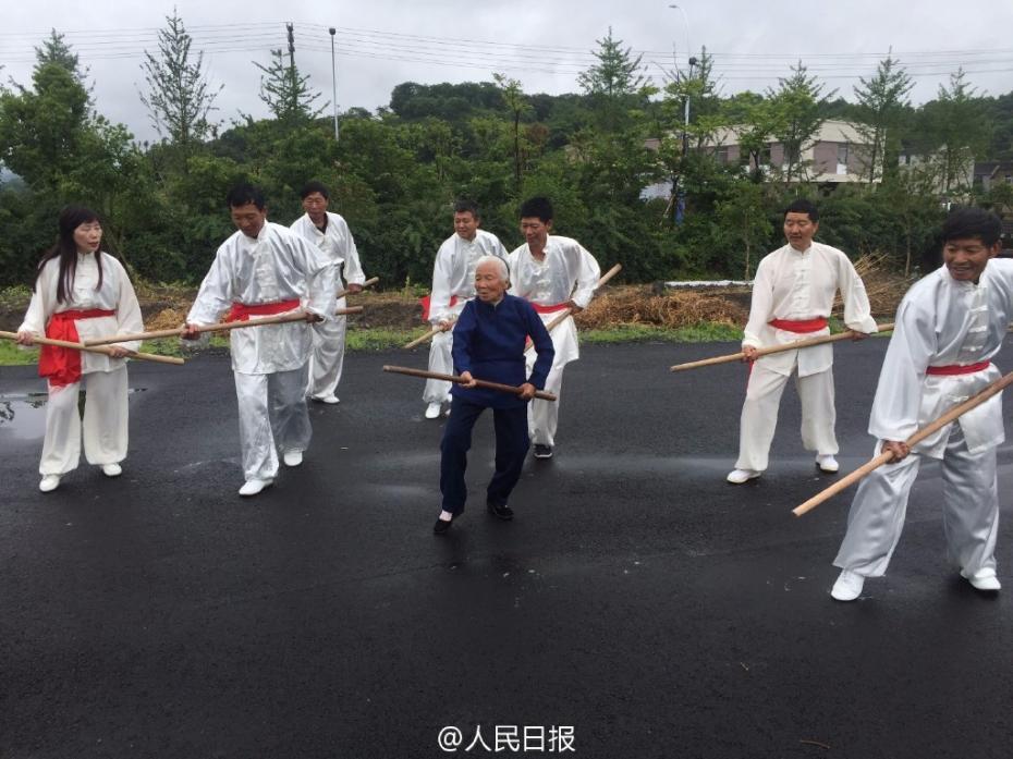 94岁功夫奶奶练武90年 以拳、腿、棍为三绝