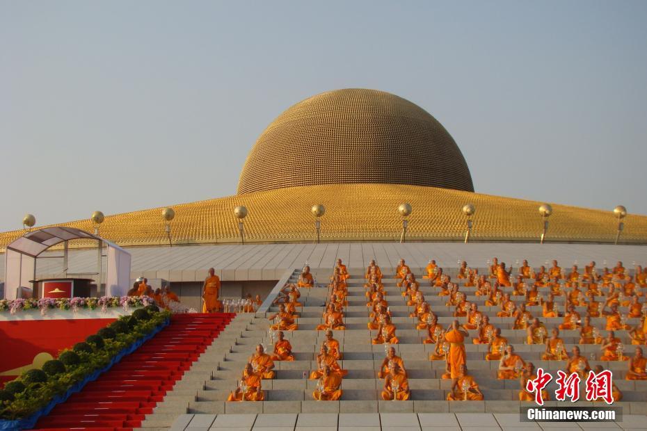 泰国庆祝万佛节 千名僧人打坐场面壮观