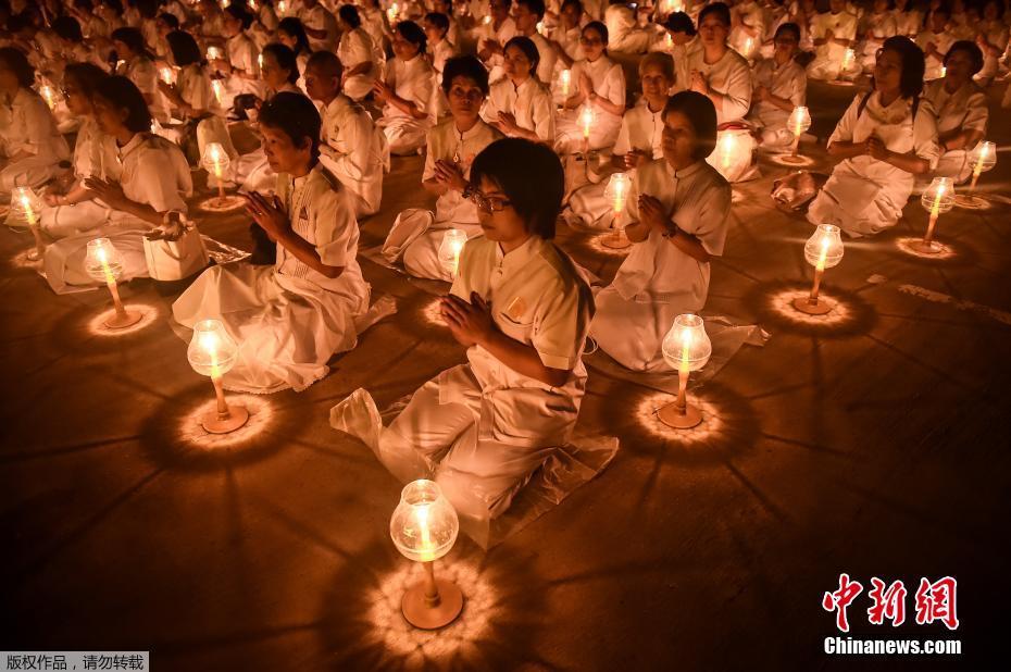 泰国庆祝万佛节 千名僧人打坐场面壮观
