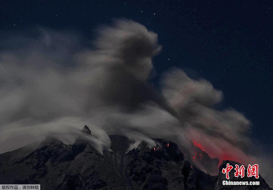印尼火山持续喷发红色岩浆 壮观似魔幻大片