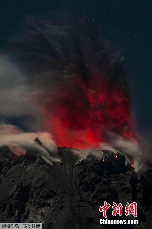 印尼火山持续喷发红色岩浆 壮观似魔幻大片