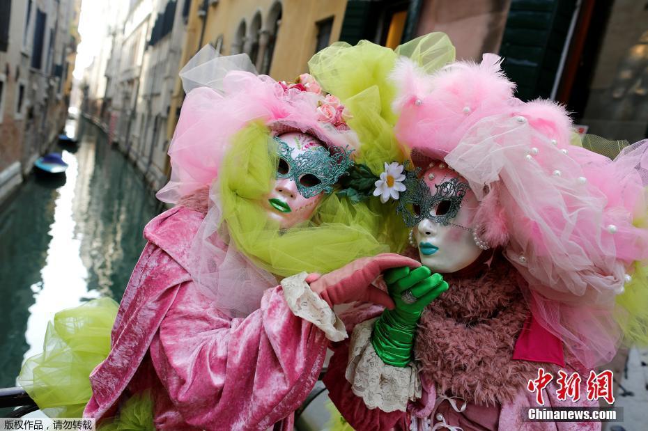 千人千面 意大利威尼斯嘉年华化妆游行举行