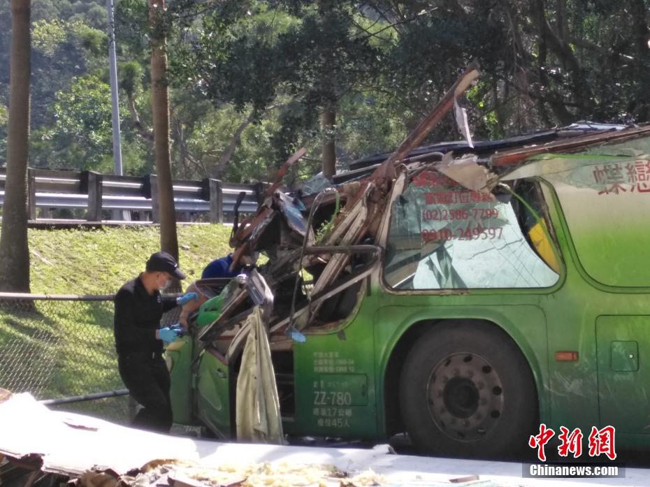台湾游览车翻车事故 旅行社负责人致歉