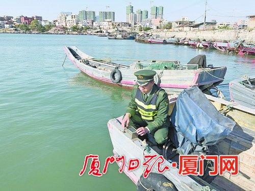 男子偷船出海被抓 不会启动只能用桨划柴油机渔船