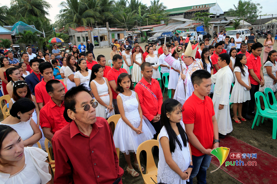 菲律宾新人举行集体婚礼 共庆甜蜜情人节