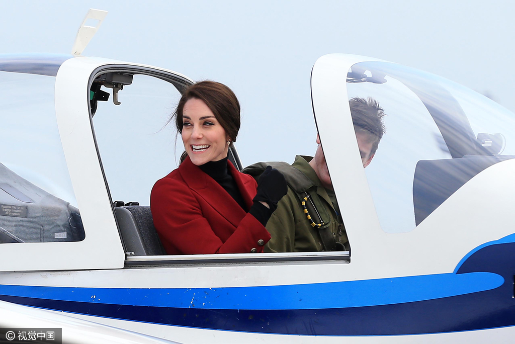 英国凯特王妃情人节造访皇家空军基地 体验乘