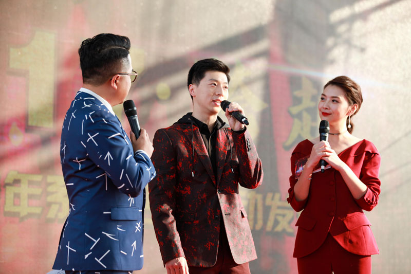 北京卫视“跨年月”:张艺谋综艺首秀 李玉刚再玩跨界