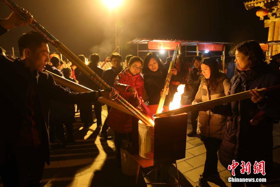 山西稷山大佛寺办登高节 民众半夜觐香祈福