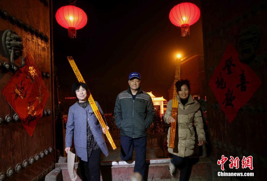 山西稷山大佛寺办登高节 民众半夜觐香祈福