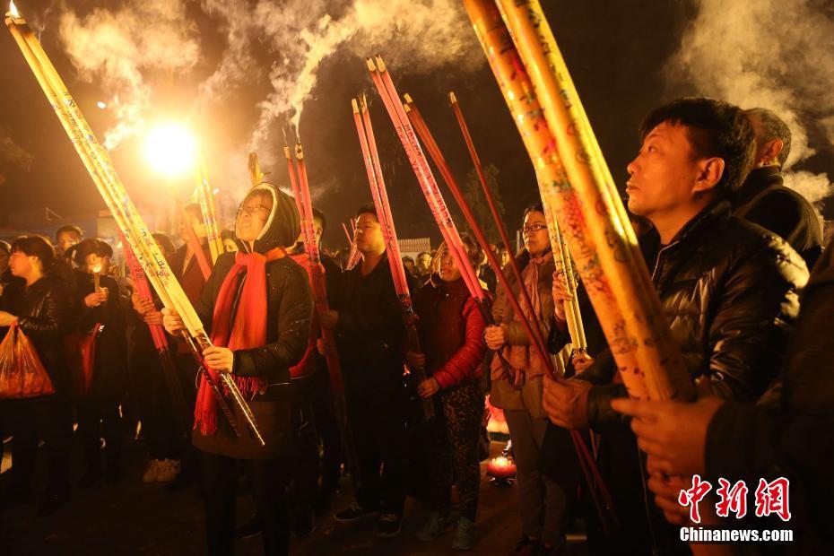 山西稷山大佛寺办登高节 民众半夜觐香祈福
