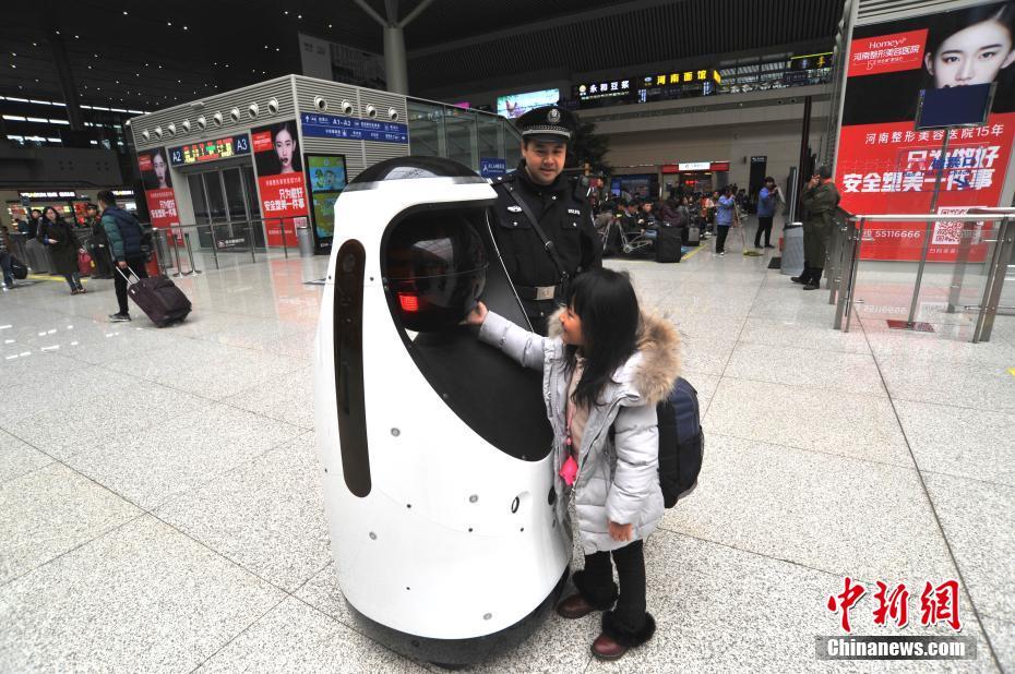 警察机器人现身 智能面部识别将用于夜间巡逻