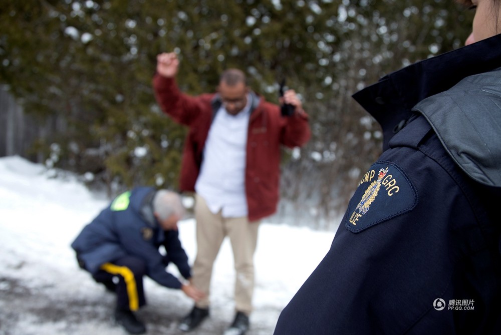 难民遭美国“封杀” 跪求加拿大警察准其入境