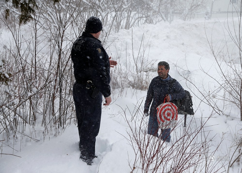 难民遭美国“封杀” 跪求加拿大警察准其入境