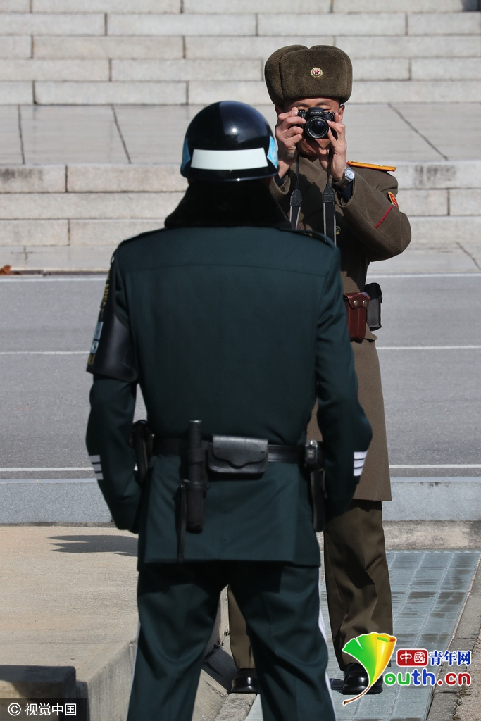 澳大利亚外长毕晓普访问朝韩边境 朝鲜士兵慌忙拍照