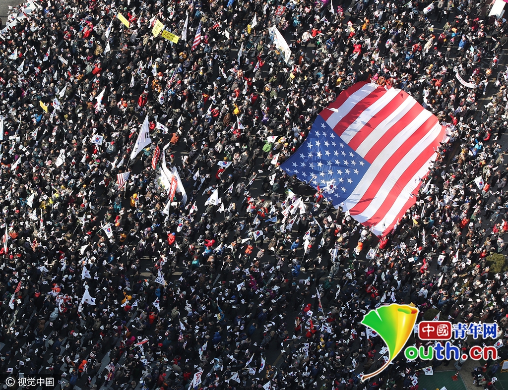朴槿惠支持者举美国国旗示威 要求撤销总统弹劾