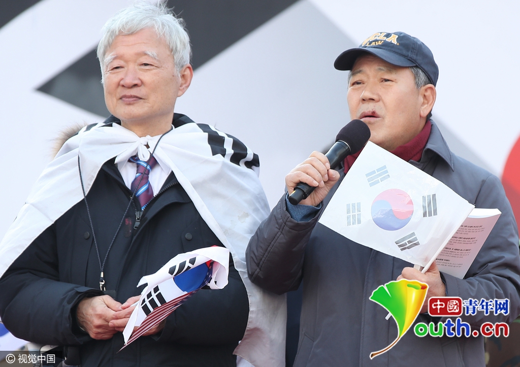 朴槿惠支持者举美国国旗示威 要求撤销总统弹劾