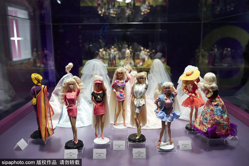 从公主到明星种类俱全 西班牙芭比娃娃展览一圆少女儿时梦