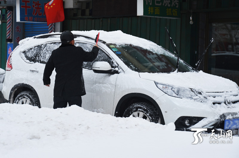 19小时大雪袭城 乌鲁木齐开启“刨”车模式