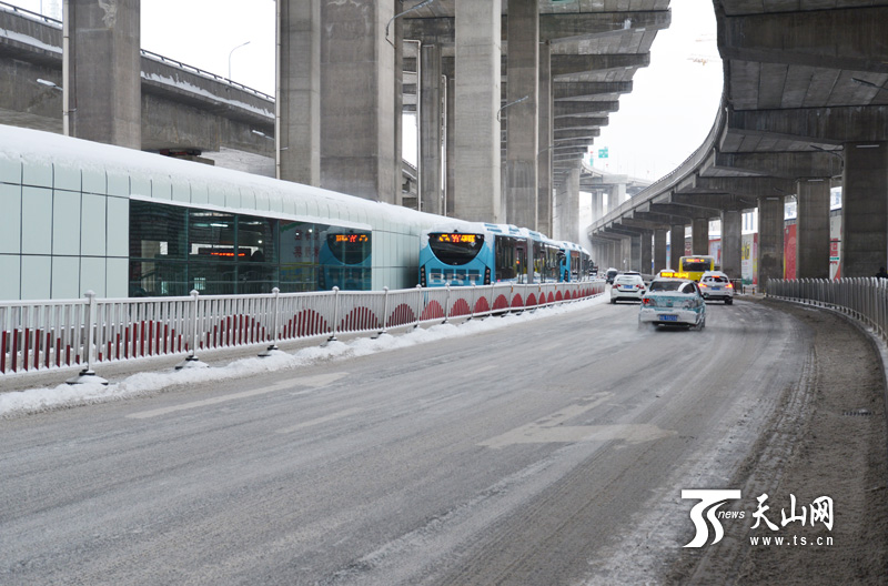 19小时大雪袭城 乌鲁木齐开启“刨”车模式