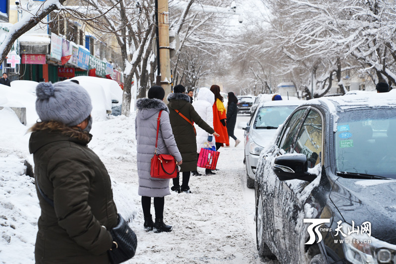 19小时大雪袭城 乌鲁木齐开启“刨”车模式