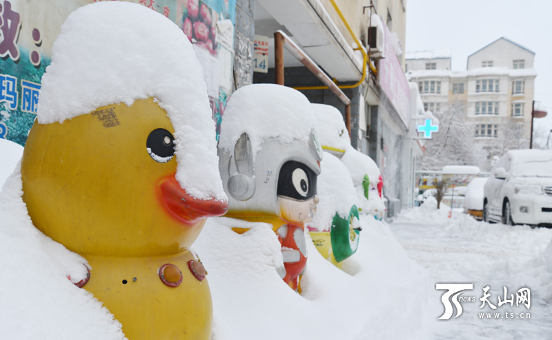 19小时大雪袭城 乌鲁木齐开启“刨”车模式