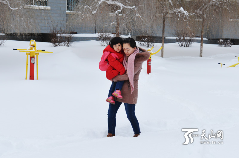 19小时大雪袭城 乌鲁木齐开启“刨”车模式