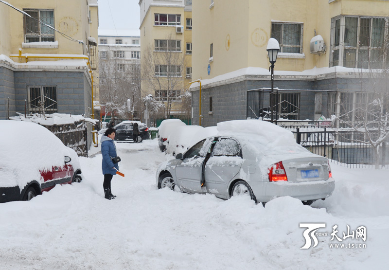 19小时大雪袭城 乌鲁木齐开启“刨”车模式