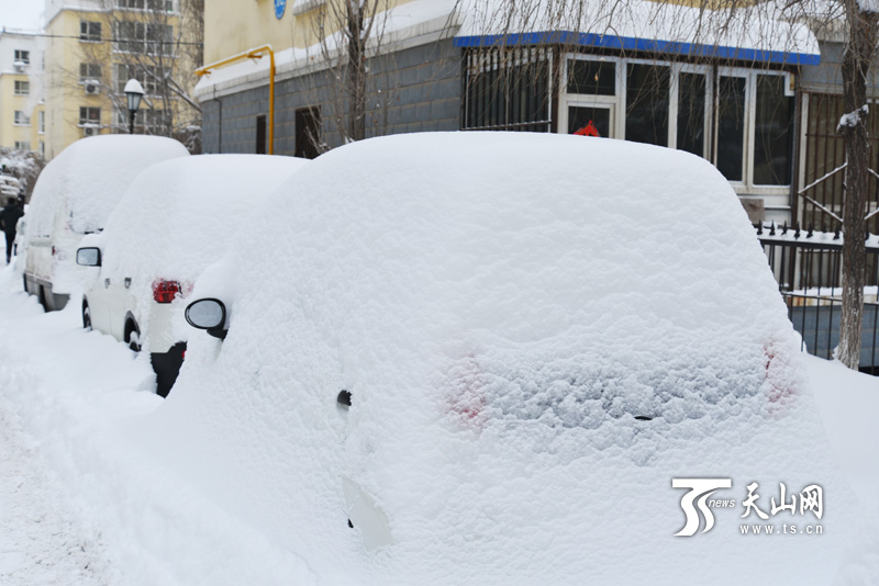 19小时大雪袭城 乌鲁木齐开启“刨”车模式