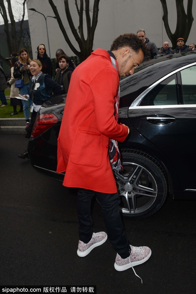 F1赛车手汉密尔顿火红潮衣亮相 当街尴尬系鞋带