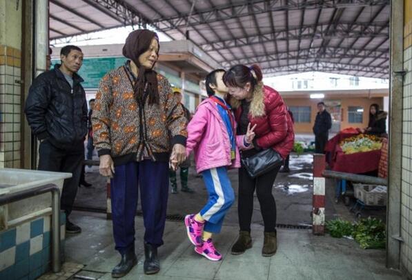 女孩东莞卖菜寻亲 最后一次联系是汶川地震前