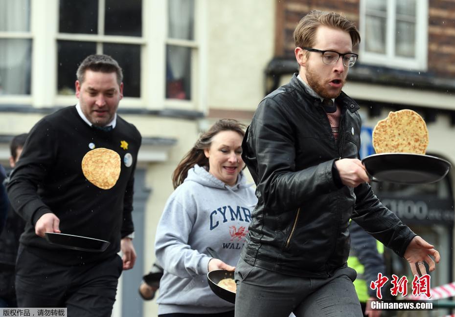 奔跑吧煎饼!英国赛跑大赛 民众端煎饼比速度[1