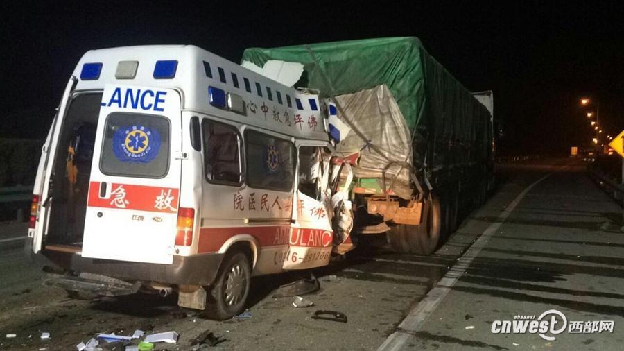 陕西汉中一救护车高速上追尾 2人死亡