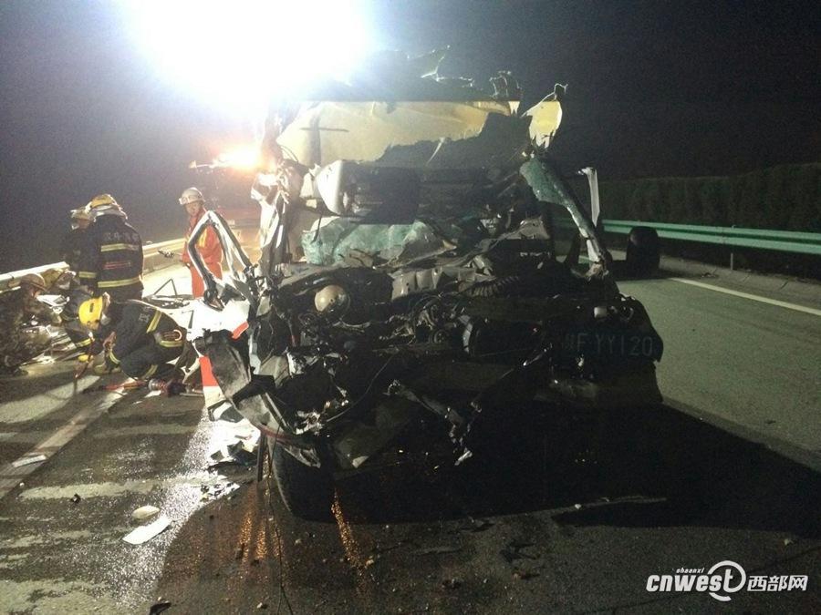 陕西汉中一救护车高速上追尾 2人死亡