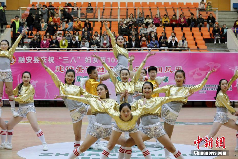 广西逾600女性同台比拼健身操迎“三八节”
