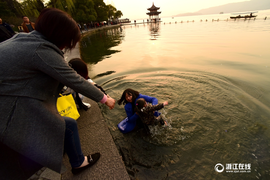 杭州：女孩落水 众人相救(组图)