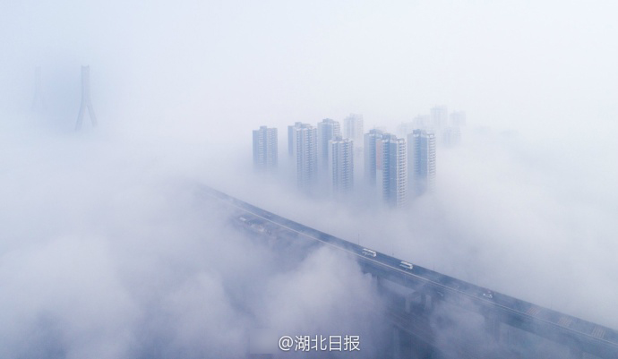武汉现大雾天气 高架桥被大雾遮挡宛如天路【图】