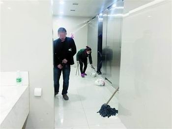 地铁男厕多为女保洁 委屈:保洁班长被骂“耍流氓”