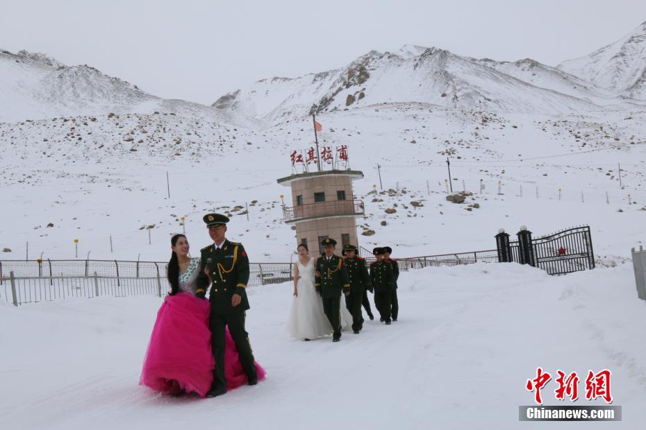 边防官兵在海拔5100米的国门举行婚礼
