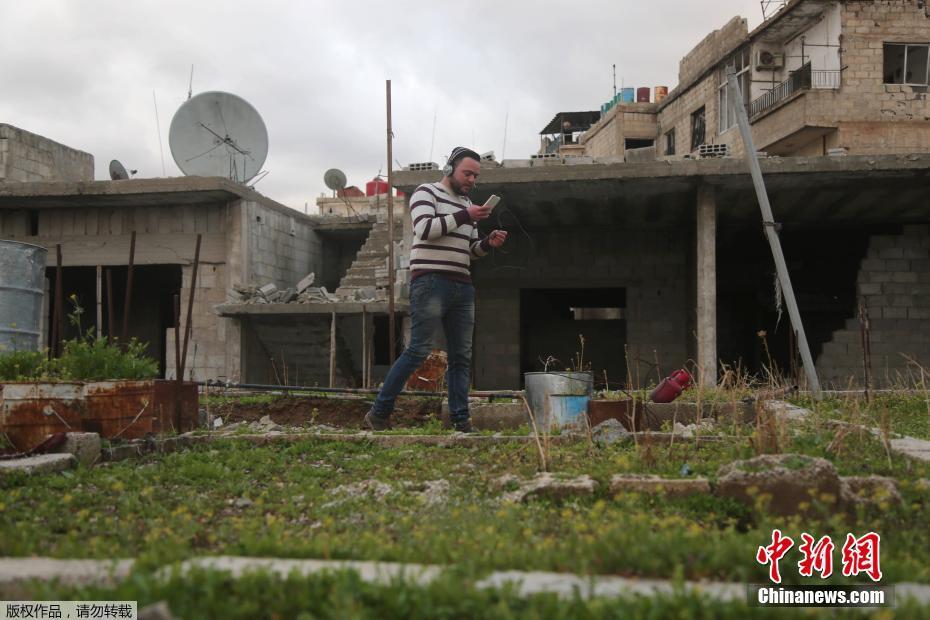 叙利亚前足球运动员变农夫 废弃楼顶上育苗