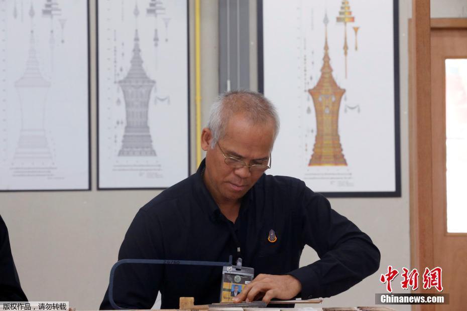 泰国为普密蓬国王制作骨灰瓮 部件繁多精美
