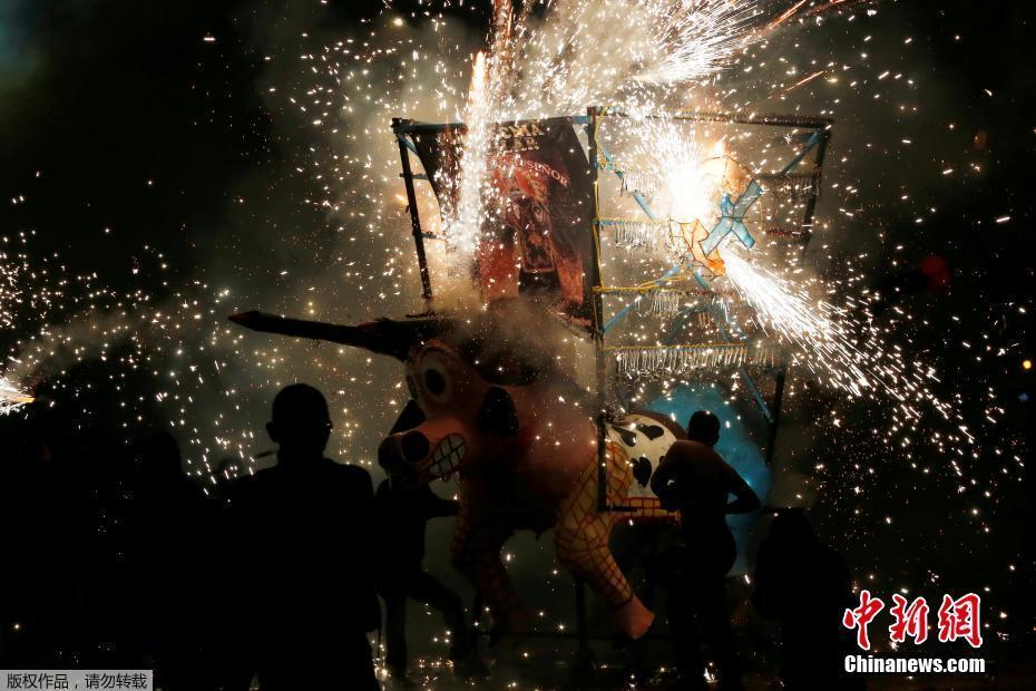 墨西哥举行传统烟火节 “烟花牛”火星四射