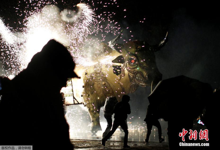 墨西哥举行传统烟火节 “烟花牛”火星四射