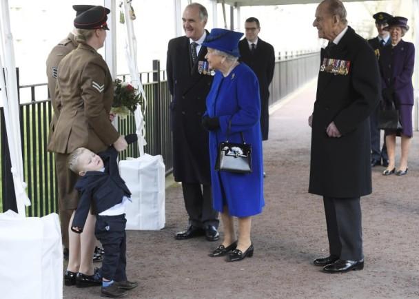 英女王出席活动 献花的孩子闹别扭了